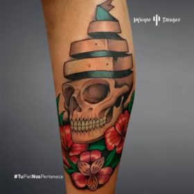 Tatuaje de cráneo con flores – Creado por Christopher | Infierno Tatuajes
