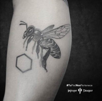 Tatuaje de abeja en blanco y negro – Creado por Germán | Infierno Tatuajes