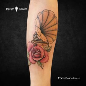 tatuaje de gramófono, tatuaje de tocadiscos, infierno tatuajes, estudio de tatuajes cdmx