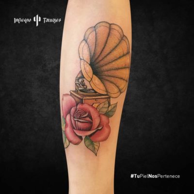 tatuaje de gramófono, tatuaje de tocadiscos, infierno tatuajes, estudio de tatuajes cdmx