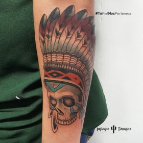 Tatuaje de cráneo con penacho – Creado por Christopher | Infierno Tatuajes