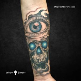 tatuaje de calavera, tatuaje de ojo azul, ideas de tatuajes en el antebrazo, infierno tatuajes, mejores estudios de tatuajes cdmx