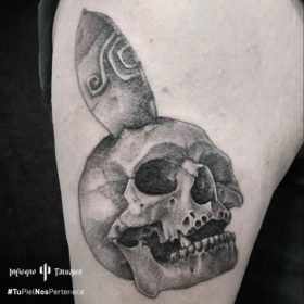 tatuaje de calavera, ideas de tatuajes en tinta negra, tatuajes de cráneos, estudios de tatuajes, infierno tatuajes