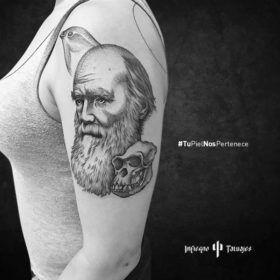 tatuaje de charles darwin, tatuaje sobre el origen de las especies, tatuajes en el brazo, infierno tatuajes, tatuadores cdmx