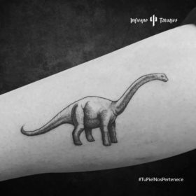 tatuaje de dinosaurio de cuello largo, tatuaje de diplodocus, tatuajes en el brazo, mejores estudios de tatuajes al sur cdmx, infierno tatuajes