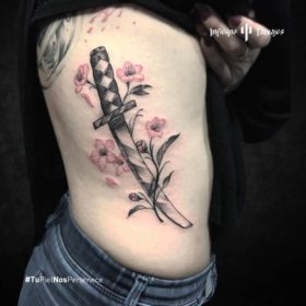 tatuaje de espada, tatuaje de espada con flores, ideas de tatuajes en las costillas, mejores tatuadores cdmx, infierno tatuajes