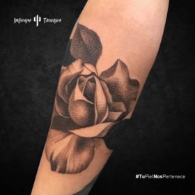 tatuaje de flor negra, tatuajes de flores en el antebrazo, tatuaje de rosa, estudios de tattoo, infierno tatuajes