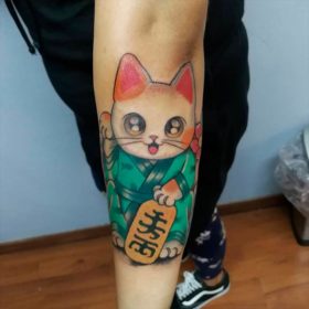 Tatuaje de gato japonés en el brazo – Creado por Christopher | Infierno Tatuajes
