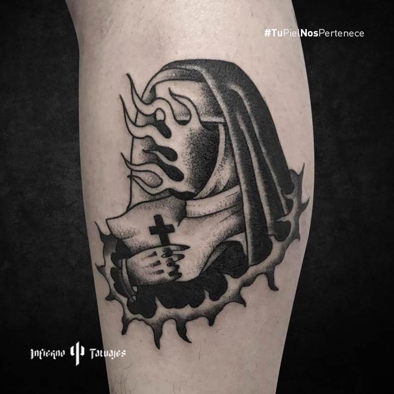 Tatuaje de monja en el brazo Creado por Trinidad Infierno Tatuajes