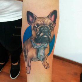 Tatuaje de bulldog francés – Creado por Christopher | Infierno Tatuajes