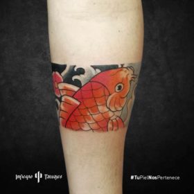 Tatuaje de pez naranja – Creado por Christopher | Infierno Tatuajes
