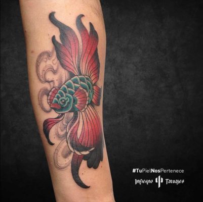 Tatuaje de pez japonés multicolor – Creado por Germán | Infierno Tatuajes