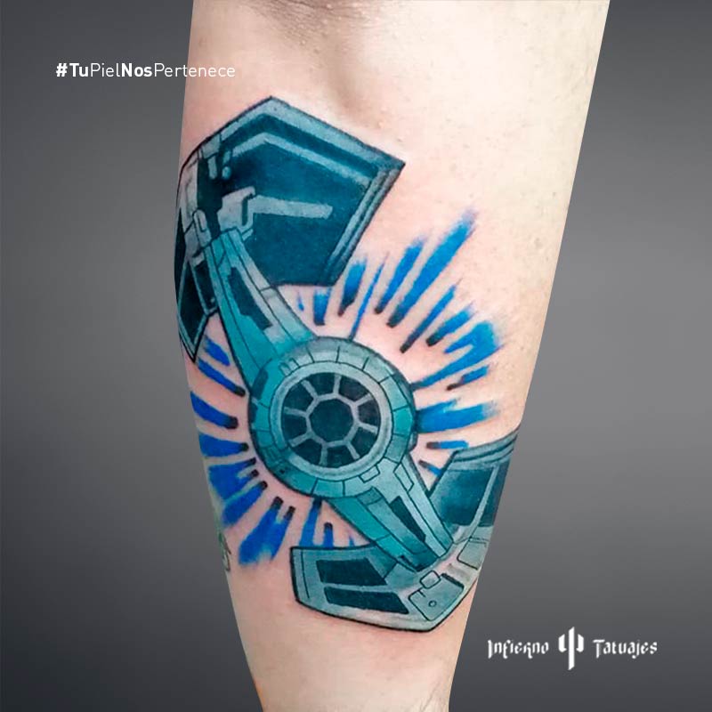 Tatuaje de nave Star Wars – Creado por Christopher | Infierno Tatuajes |  Infierno Tatuajes