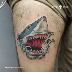 Tatuaje de tiburón en la pierna – Creado por Christopher | Infierno Tatuajes