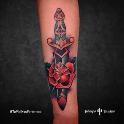 tatuaje de daga, daga con rosa, tatuajes en el antebrazo, donde hacerme un tattoo, infierno tatuajes