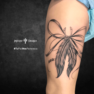 tatuaje de plumas, tatuaje de moño, tattoos en el brazo, tatuadores cdmx, infierno tatuajes
