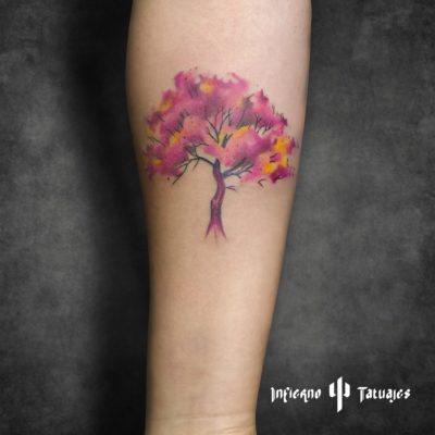 tatuaje de arbol acuarela infierno tatuajes