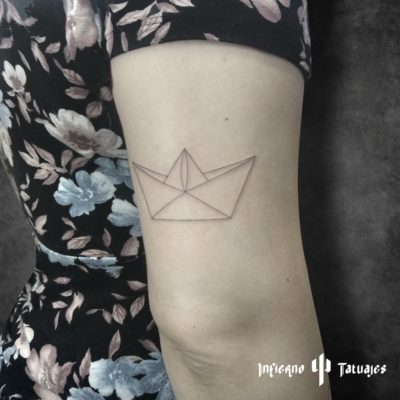 Tatuaje de barco de papel en origami – Creado por Paula | Infierno Tatuajes