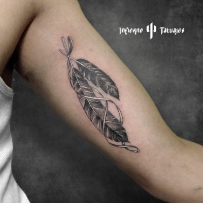 Tatuaje de plumas de ave en brazo – Creado por Paula | Infierno Tatuajes