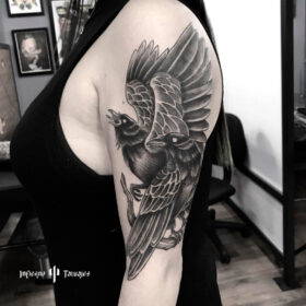 tatuaje de cuervos en brazo para mujer