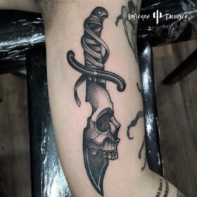 tatuaje daga en brazo con craneo