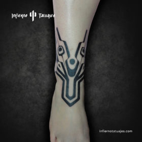 Tatuaje geométrico en pierna – Creado por Javier Gaona | Infierno Tatuajes