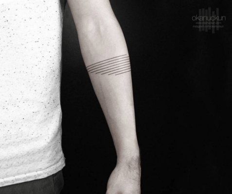 tatuaje minimalista líneas en antebrazo