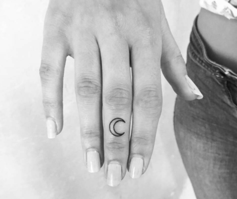tatuaje pequeño de luna en los dedos