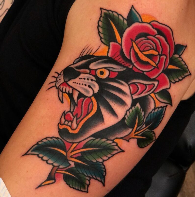 tatuaje-de rosa con una pantera infierno tatuajes