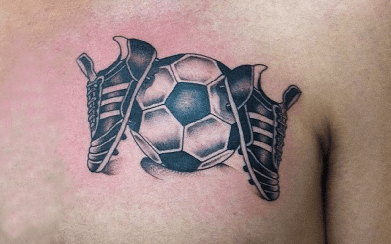 tatuaje de un balon de futbol infierno tatuajes