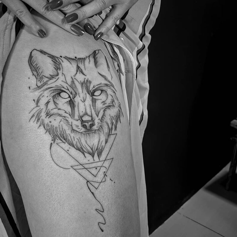 tatuaje de lobo en pierna