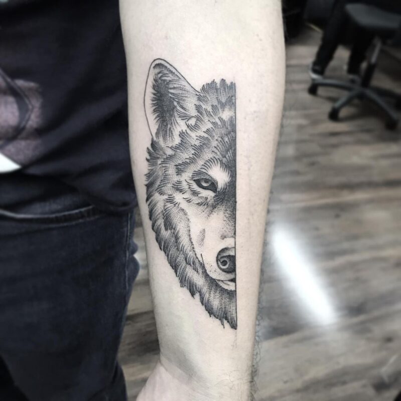 tatuaje de lobo brazo 