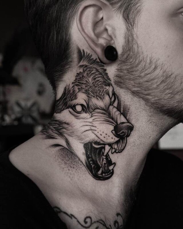 tatuaje de lobo en cuello