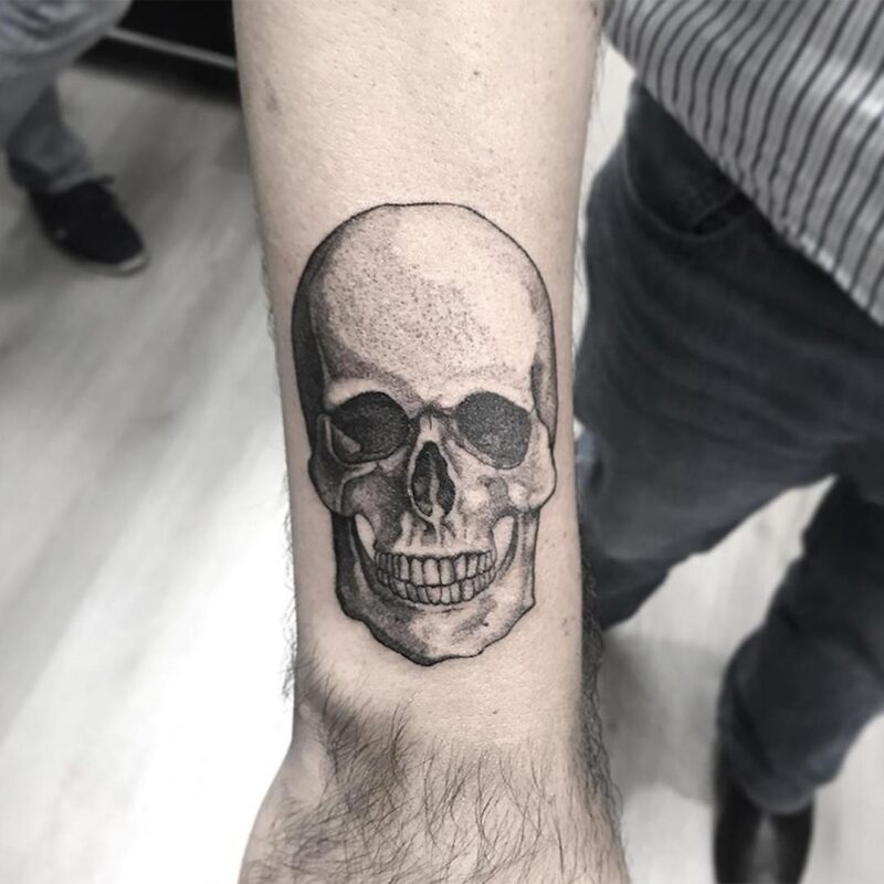 Tatuaje de cráneo blanco y negro