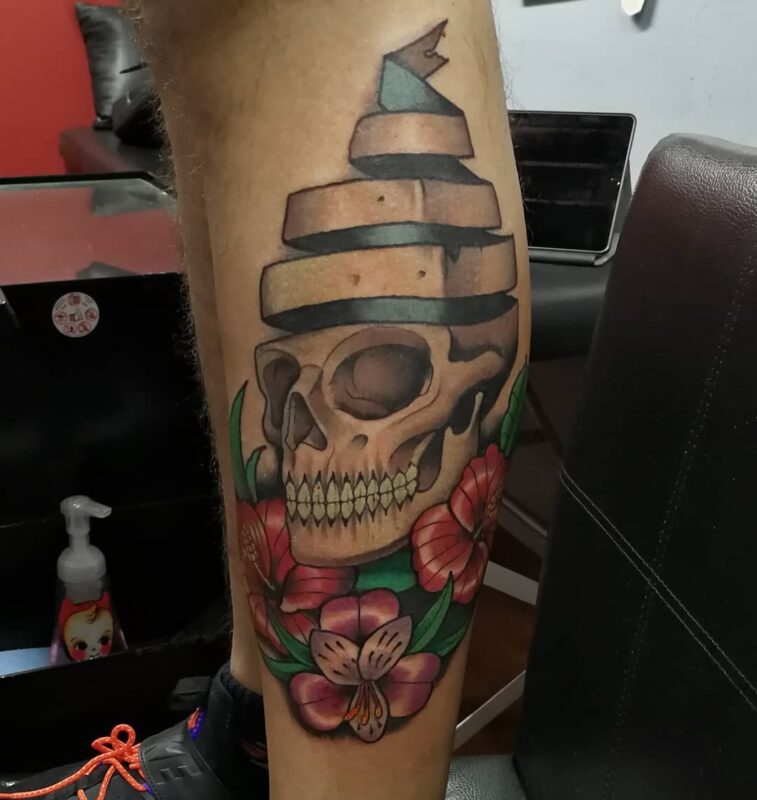 Tatuaje de cráneo neotradicional