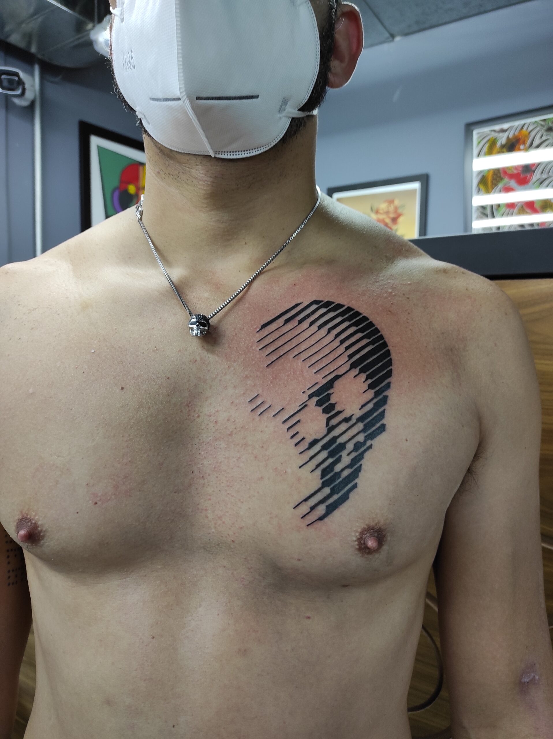 Tatuaje de cráneo blanco y negro