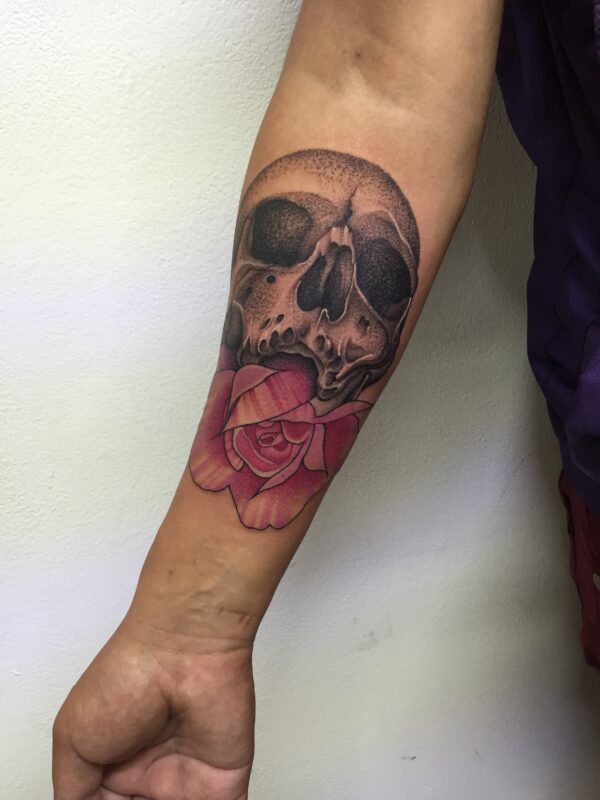 Tatuaje de cráneo con rosas