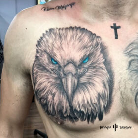 tatuaje de aguila en blanco y negro en el pecho