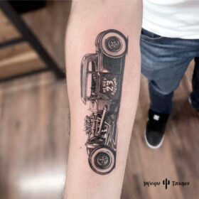 tatuaje de auto clásico en sombras en antebrazo