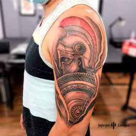tatuaje grande en brazo de espartaco en sombras