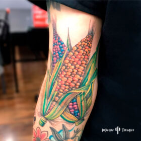 tatuaje de masorcas de maiz en brazo a color