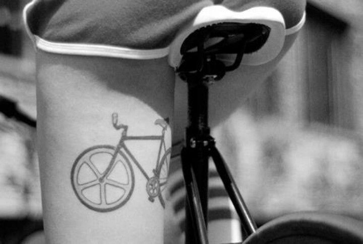 Tatuaje de bicicleta en la pierna