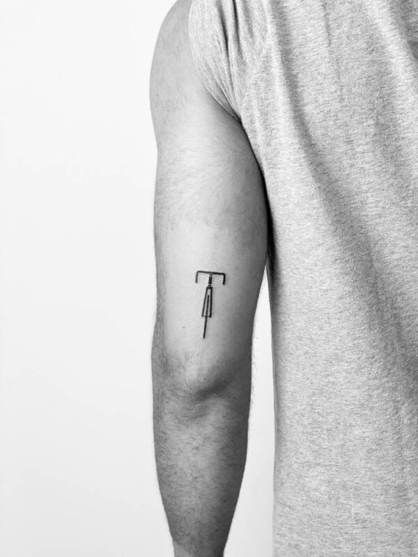 Tatuaje de bicicleta minimalista