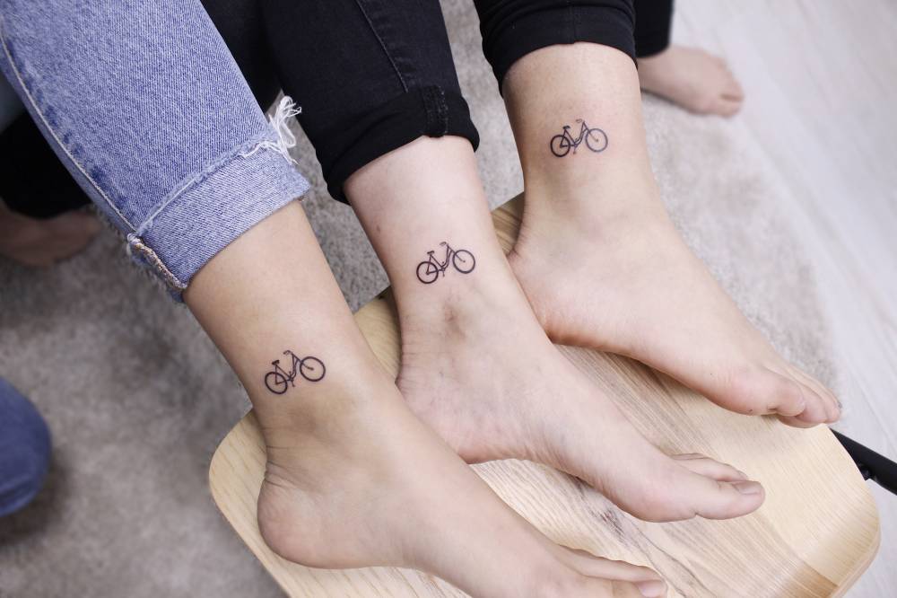 Tatuaje de bicicleta con tu grupo