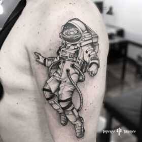 tatuaje de astronauta en brazo en blanco y negro, mejores tatuadores cdmx, mejor estudio de tattoos df, infierno tatuajes, idea de tatuaje para hombre