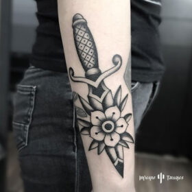 tatuaje de daga con flor, mejores tatuadores cdmx, mejor estudio de tattoos df, infierno tatuajes, idea de tatuaje para mujer