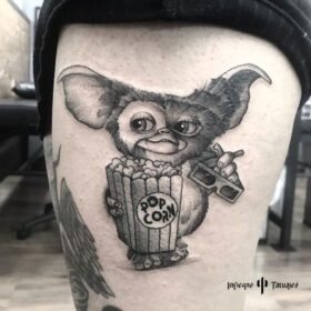 tatuaje de gismo en pierna tatuaje de gremlin, mejores tatuadores cdmx, mejor estudio de tattoos df, infierno tatuajes, idea de tatuaje para hombre