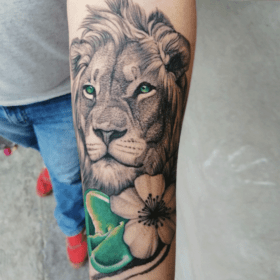 tatuaje de león en antebrazo en blanco y negro, mejores tatuadores CDMX, infierno tatuajes, toykbrown