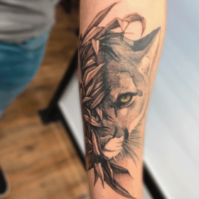 tatuaje de puma en antebrazo realista, mejores tatuadores CDMX, infierno tatuajes, toykbrown