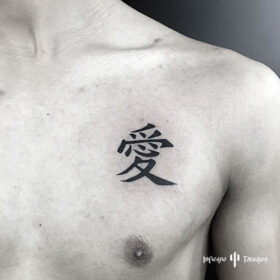tatuaje de simbolo kanji en pecho, mejores tatuadores, mejor estudio de tatuajes, idea de tatuaje para hombre